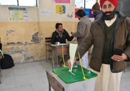 الباكستانيون يقترعون في ظل إجراءات أمنية مشددة