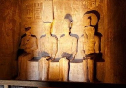 الشمس تتعامد على تمثال الملك رمسيس الثاني بمعبده الكبير بأبوسمبل جنوب أسوان