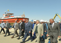 بالصور .. رئيس هيئة قناة السويس يتابع نشاط بناء لنشات إسعاف بحري وفايبر جلاس بترسانة بورتوفيق