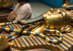 رحلة عبر الزمن في باريس لاكتشاف كنوز “الفرعون الذهبي” توت عنخ آمون