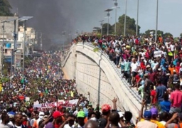 مقتل نحو 10 أشخاص في أعمال شغب في هايتي ..واحتجاجات تطالب باستقالة رئيس الوزراء