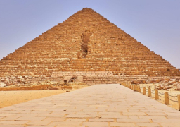 وزير الآثار يتسلم تقرير اللجنة العلمية العليا المشكلة لمراجعة مشروع الترميم المعماري لهرم منكاورع