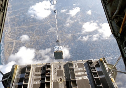 مصر تواصل إسقاط المساعدات الإنسانية والمعونات الإغاثية على قطاع غزة بالمشاركة مع التحالف الدولى