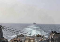 البحرية الأمريكية تدمر زوارق و مسيرات حوثية .. وانفجار جديد قرب سفينة تجارية شرق عدن