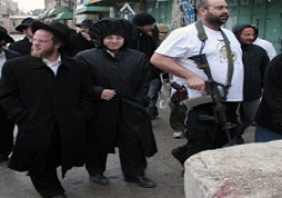 مستوطنون إسرائيليون يهاجمون منازل الفلسطينيين بمحيط مخيم الفوار جنوب الخليل