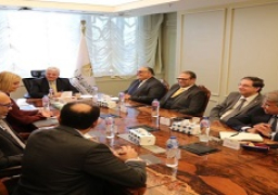 وزير التعليم العالي يبحث التعاون المشترك مع وفد “الكلية الملكية البريطانية “لأمراض النساء والتوليد”
