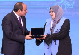 الرئيس السيسي يكرم عددا من الأمهات المثاليات في يوم المرأة المصرية