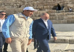 بالصور ..رئيس وزراء أرمينيا يزور منطقة آثار الهرم
