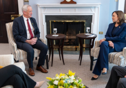 خلال لقائها جانتس.. نائبة الرئيس الأمريكي تعرب عن “قلق بالغ” إزاء الوضع الإنساني في غزة