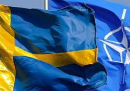 رفع العلم السويدي في مقر حلف الناتو خلال مراسم انضمامها الرسمي للحلف