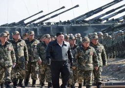 زعيم كوريا الشمالية يشرف على عرض عسكري بمشاركة وحدات الدبابات