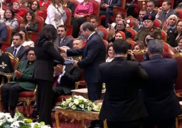 مايا مرسي تقدم عددا تذكاريا من “شهادات على العصر الذهبى للمرأة المصرية” للرئيس السيسي