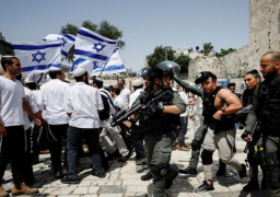 مُستوطنون يضعون ملصقات تحريضية على مدخل مقر “الأونروا” في القدس