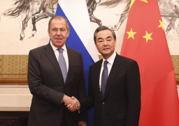 خلال لقاء مع لافروف .. وزير الخارجية الصيني : نعتزم “تعزيز التعاون الاستراتيجي” مع موسكو