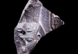 وصول رأس تمثال الملك رمسيس الثاني إلى أرض الوطن بعد استعادتها من سويسرا