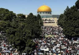 120 ألفا يؤدون صلاة الجمعة الأخيرة من رمضان في المسجد الأقصى