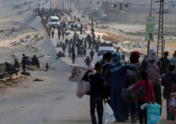 إسرائيل تلقي منشورات على دير البلح وخان يونس لتحذير النازخين من العودة لشمال القطاع