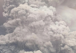 إغلاق مطار وإخلاء مناطق بسبب ثوران بركان في إندونيسيا وتحذير من تسونامي