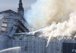 انهيار برج مبنى البورصة التاريخي في كوبنهاجن بسبب حريق