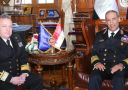 بالصور.. قائد القوات البحرية يلتقي قائد العملية البحرية الأوروبية بالبحر الأحمر (أسبيدس)