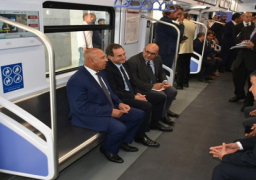 بالصور.. وزير النقل والسفير الفرنسي يستقلان القطار الكهربائي الخفيف LRT والخط الثالث للمترو لاطمئنان على جاهزية محطات الخط الثالث
