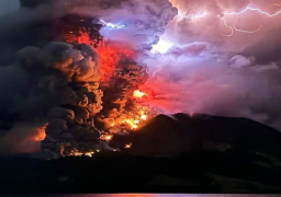 ثوران بركان “روانج” يؤدي إلى إغلاق مطار ماندو الدولي وعمليات إجلاء في شمال إندونيسيا