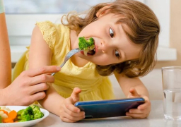 دراسة تربط الوزن الزائد لدى الأطفال بالهاتف والتلفزيون..كيف؟