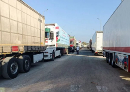 دخول شاحنات مساعدات إنسانية إلى قطاع غزة عبر معبر كرم أبو سالم