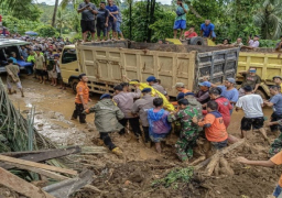 ارتفاع حصيلة القتلى جراء الفيضانات والانهيارات الطينية في إندونيسيا إلى 52 شخصا