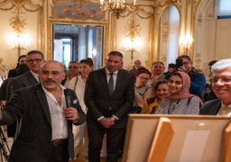 بالصور.. وزير التعليم العالي يفتتح معرضا للفنان عمرو فهمي في لندن