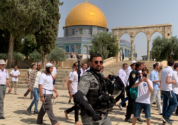 مُستوطنون يقتحمون باحات الأقصى بحماية شرطة الاحتلال الإسرائيلي