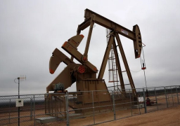 النفط يواصل خسائره مع تأثر أسواق السلع الأولية بصعود الدولار