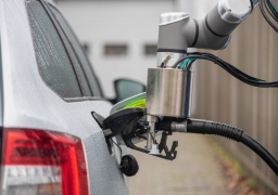 الإمارات .. ذراع آلية “ذكية” تزود السيارات بالوقود