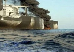 نشوب حريق في سفينة جراء قصف صاروخي جنوب شرق عدن