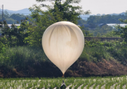 ناشطون كوريون جنوبيون يرسلون بالونات محملة بمنشورات دعائية باتجاه كوريا الشمالية