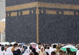 هطول الأمطار بكثافة على مكة المكرمة وسط فرحة وتكبيرات ضيوف الرحمن