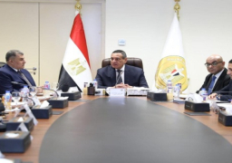 وزير التنمية المحلية يناقش آليات تنفيذ قررات مجلس الوزراء بشأن ترشيد الكهرباء