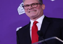 في يومه الأول.. رئيس حكومة بريطانيا يوقف خطة ترحيل اللاجئين