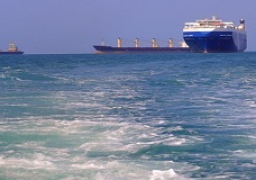 أمبري: سفينة تجارية تبلغ عن انفجارين غربي المخا باليمن