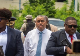 إطلاق نار أثناء زيارة رئيس وزراء هايتي أحد أحياء العاصمة