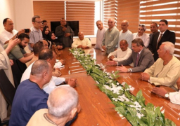 بالصور .. وزير الزراعة يلتقي عددا من المزارعين في أول يوم عمل له بالوزارة