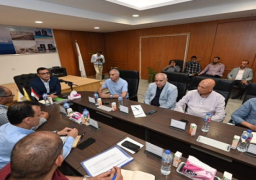 بالصور.. وزير الإسكان يتابع مع جميع الشركات العاملة بمشروعات مدينة العلمين الجديدة الموقف التنفيذى