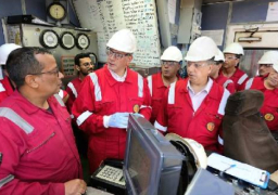 بالصور.. وزير البترول يقوم بجولة بحرية لمنصة تسهيلات إنتاج حقل شمال صفا البحرى