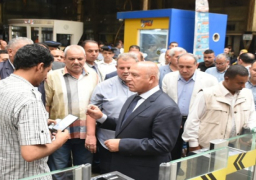بالصور.. وزير الصناعة والنقل في جولة مفاجئة بمحطة مصر برمسيس لمتابعة انتظام العمل