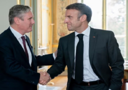 ماكرون وستارمر يعقدان اليوم أول لقاء مطول بينهما لبحث العلاقات