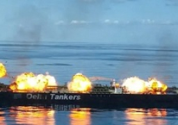 مصدران: إنقاذ ناقلة النفط العالقة بالبحر الأحمر قد يبدأ في غضون أيام