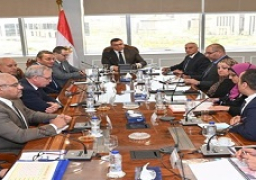 وزير الإسكان يتابع موقف طلبات تقنين الأوضاع وأعمال الطرق للأراضي المضافة لمدينتى الشروق والعبور الجديدة