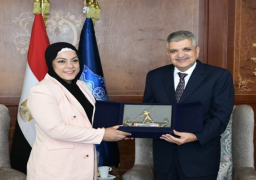 بالصور .. الفريق أسامة ربيع يكرم البطلة الأولمبية سارة سمير ويؤكد دعم قناة السويس لأبطال مصر