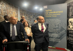 بالصور .. في مستهل زيارته لرواندا .. وزير الخارجية والهجرة يزور النصب التذكاري لضحايا الإبادة الجماعية