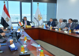 بالصور.. وزير التموين يجتمع مع ممثلي الشركة المنفذة لمشروع تكويد الذهب بالليزر